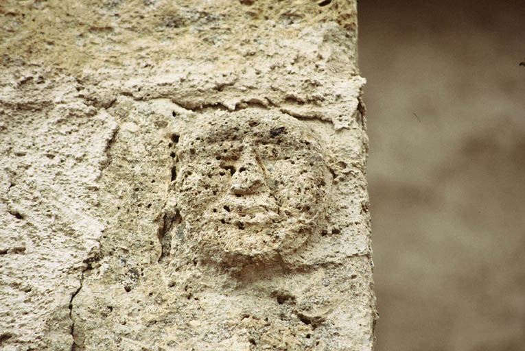 Mur sud du clocher, masque de tuf.