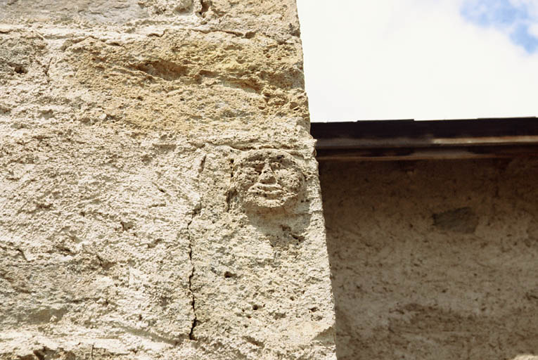 Mur sud du clocher, masque de tuf.