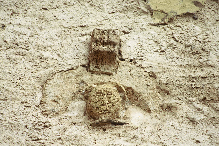 Mur ouest, masque de tuf.