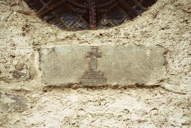 Mur sud, pierre gravée d'une croix sous l'oculus.