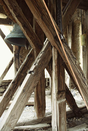 Intérieur du clocher, poutraison armant le clocher et soutenant les cloches.