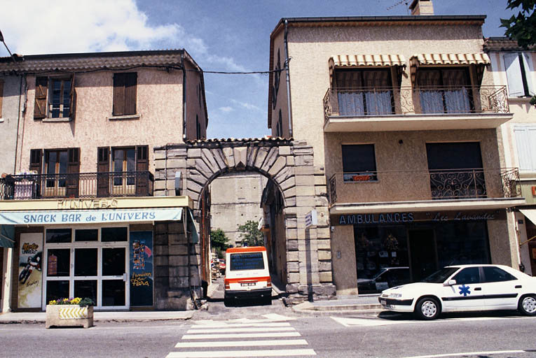 Ancien portail fermant la cour d'honneur, dans l'axe de l'escalier central, vu depuis le sud.