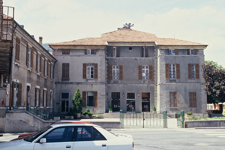 Façade est vue depuis l'est.