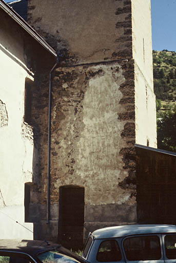 Entrée latérale sous clocher.