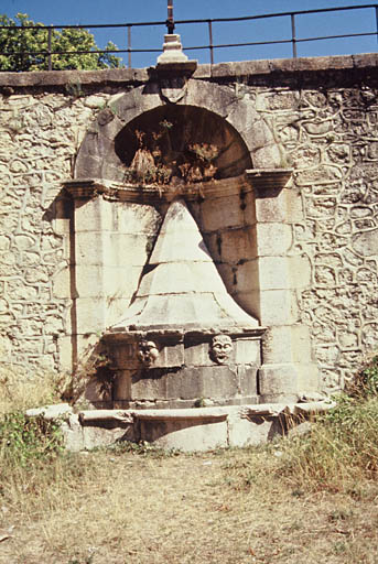 Caserne Rochambeau, fontaine.