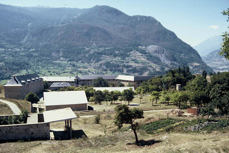 Poudrière, casernes Binot et Rochambeau.