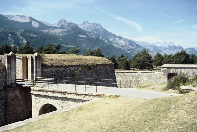 Front nord, demi-lune.