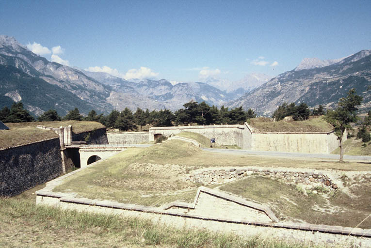 Front nord, demi-lune.