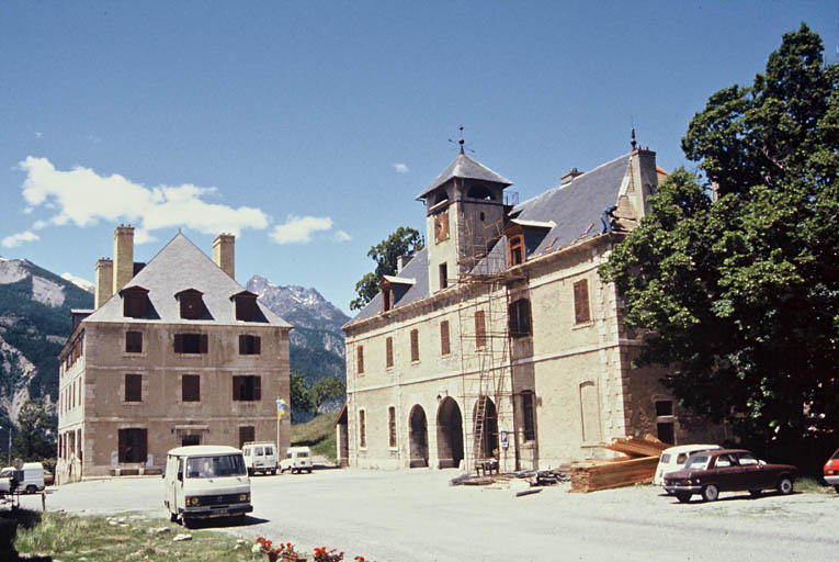 Pavillon de l'Horloge et pavillon des Officiers.