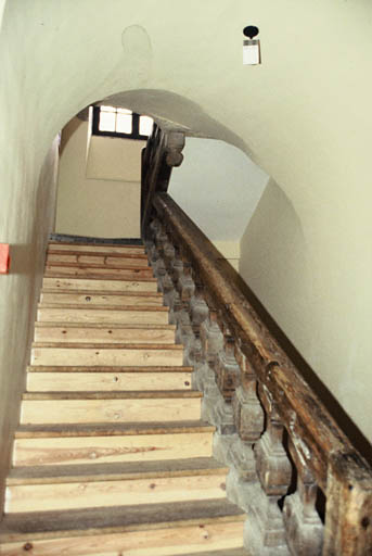 Pavillon des Officiers, intérieur escalier.