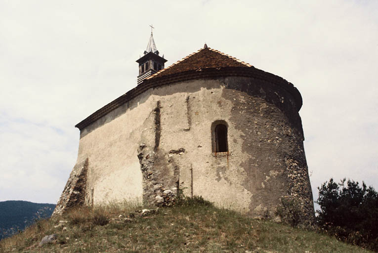 Vue sur le chevet et élévation latérale.