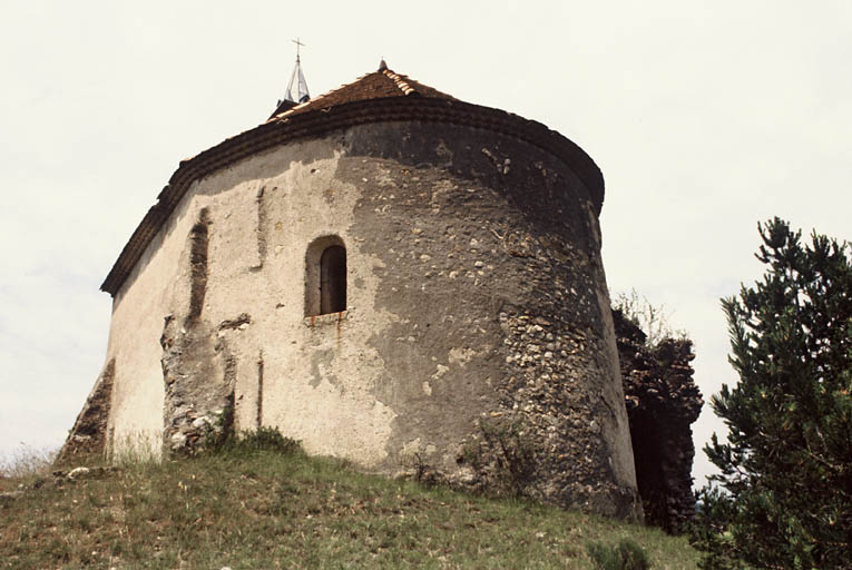 Vue sur le chevet et élévation latérale.