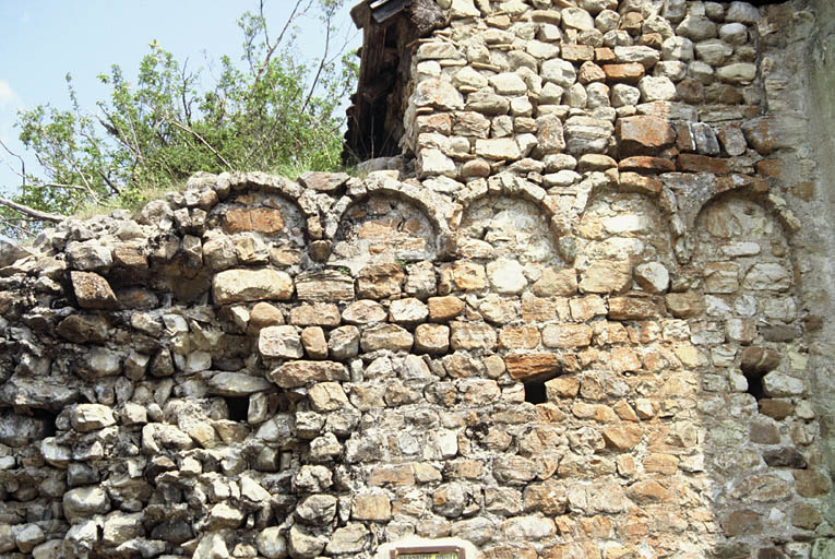 Vestiges de la nef antérieure, traces de lésènes.