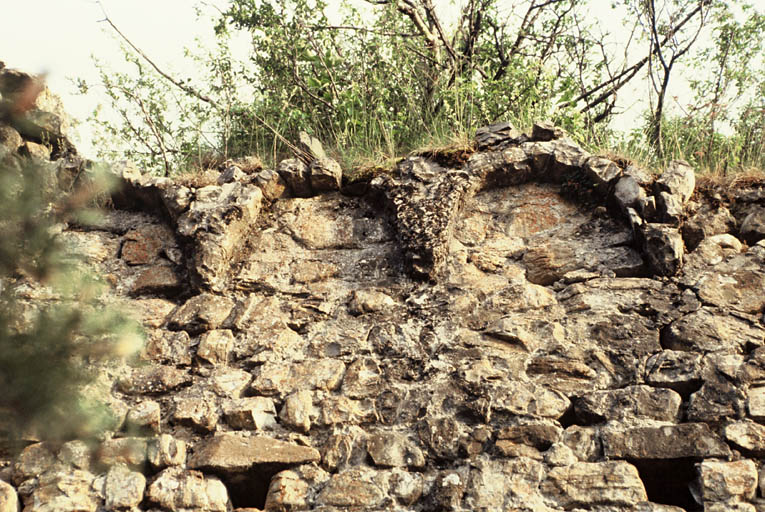 Vestiges de la nef antérieure, traces de lésènes.