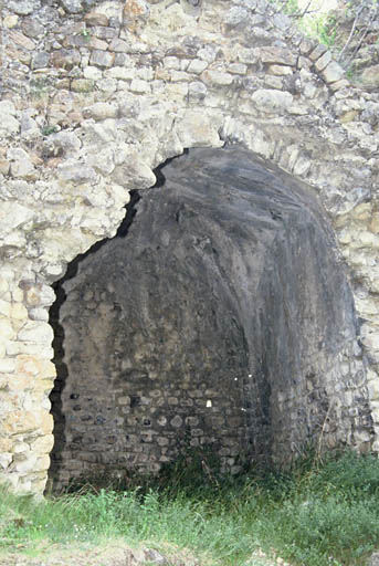 Vestiges de la nef antérieure.