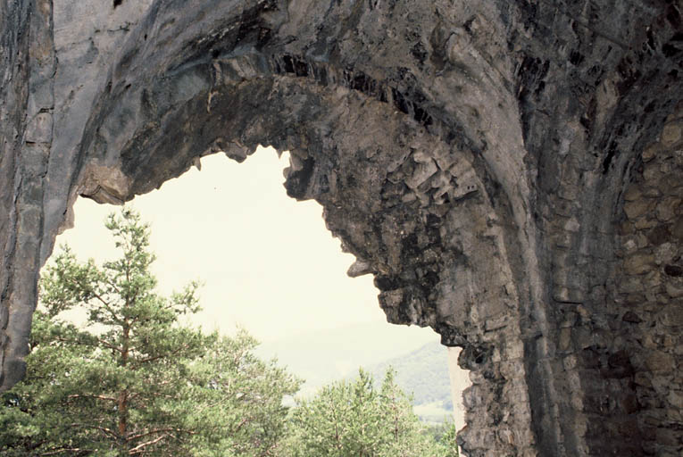 Vestiges de la nef antérieure.