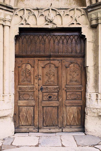 Mur sud, portail et porte sculptée.