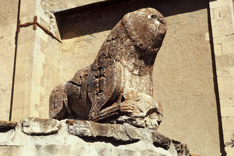 Au sud sur un muret, un des lions de l'ancien porche.