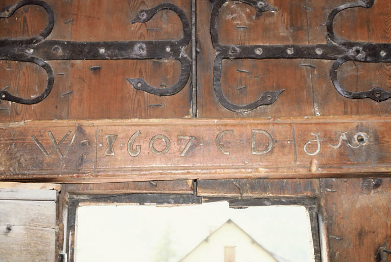 Nef, détail linteau porte d'entrée daté de 1607.