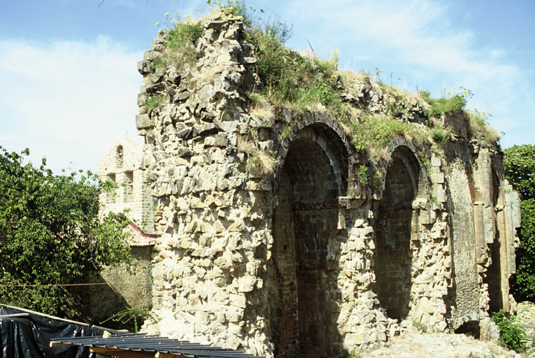 Ancienne église priorale ruinée, chapelles sud.