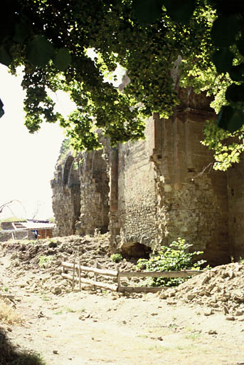 Ancienne église priorale ruinée, mur sud, vue vers l'est.