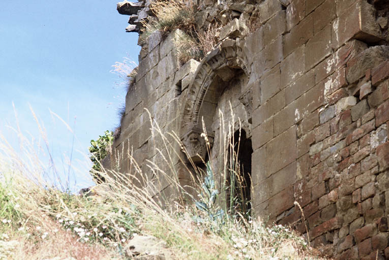 Ancienne église priorale ruinée, baie dans la partie haute.