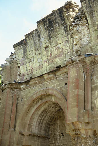 Ancienne église priorale ruinée, arcade du mur nord.