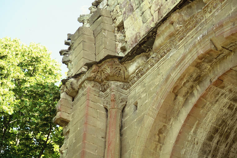 Ancienne église priorale ruinée, arcade du mur nord, détail entablement.