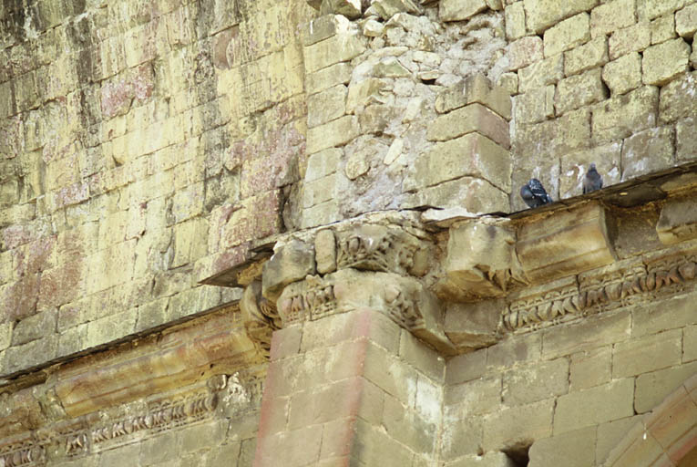 Ancienne église priorale ruinée, frises décorant les corniches.