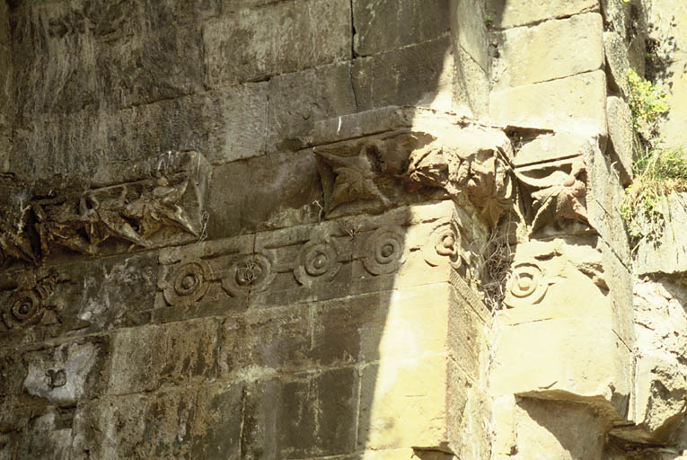 Ancienne église priorale ruinée, frises décorant les corniches.