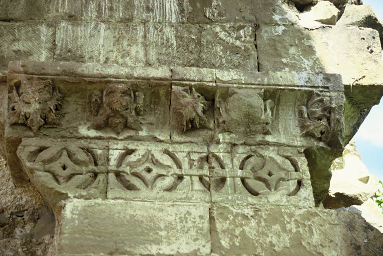 Ancienne église priorale ruinée, frises décorant les corniches.