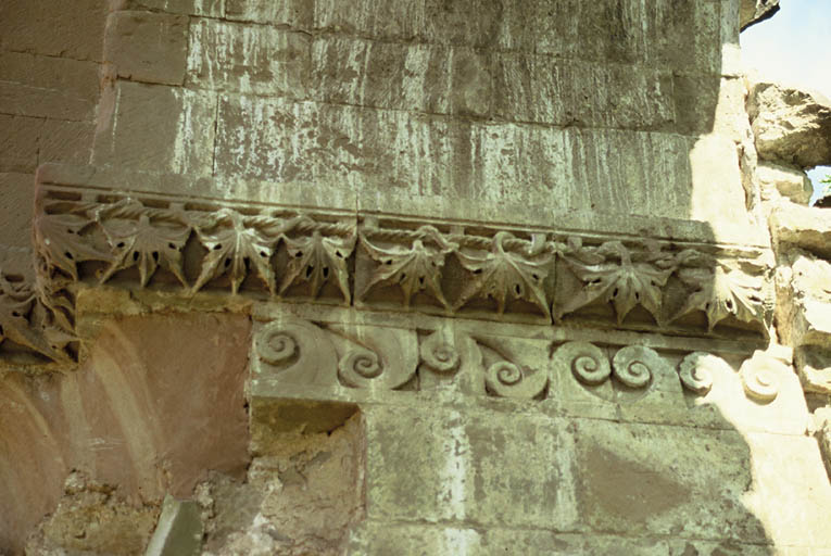 Ancienne église priorale ruinée, frises décorant les corniches.