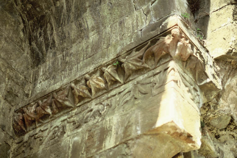 Ancienne église priorale ruinée, frises décorant les corniches.