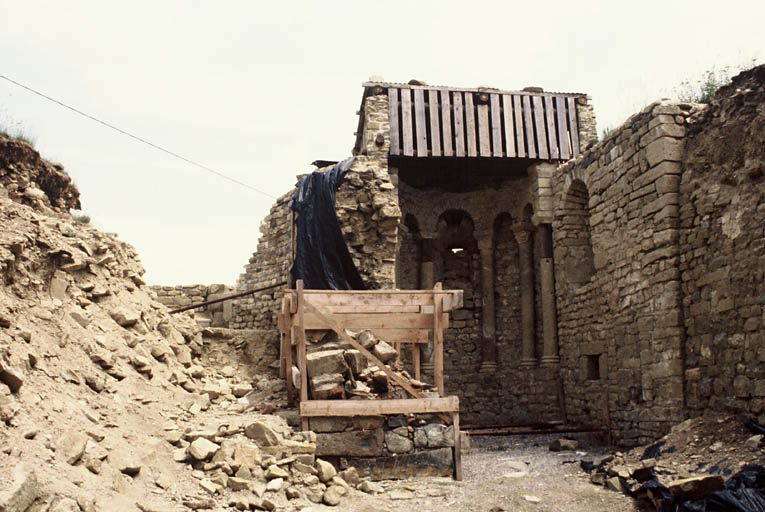 Ancienne église priorale ruinée, absidiole sud en cours de fouilles.