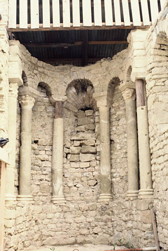 Ancienne église priorale ruinée, absidiole sud en cours de fouilles.