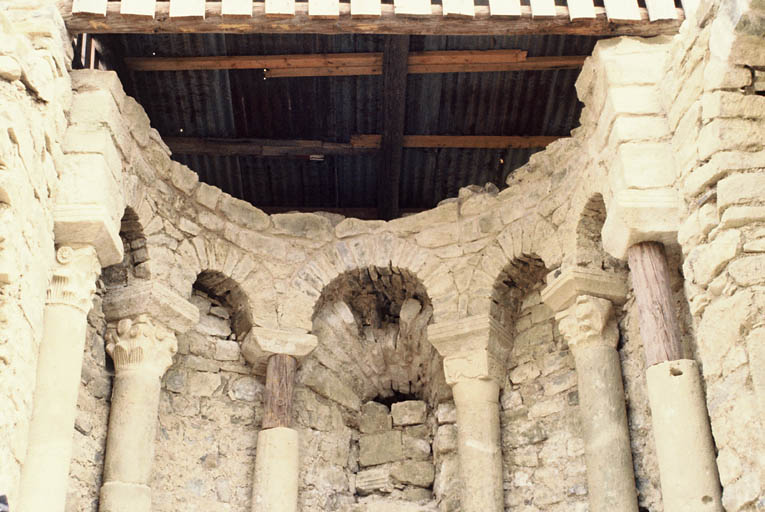 Ancienne église priorale ruinée, absidiole sud en cours de fouilles, partie haute.