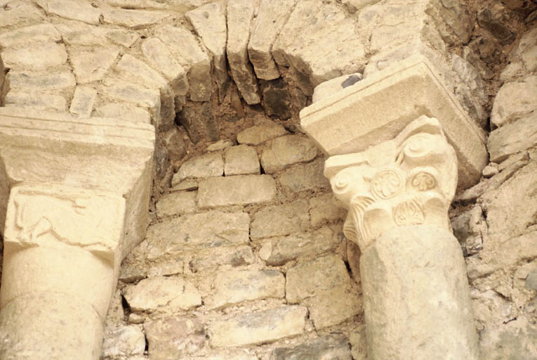 Ancienne église priorale ruinée, absidiole sud en cours de fouilles, détail partie haute.