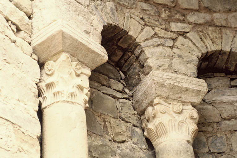 Ancienne église priorale ruinée, absidiole sud en cours de fouilles, détail partie haute.