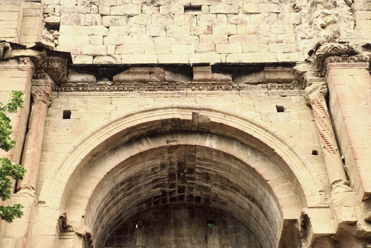 Ancienne église priorale ruinée, mur nord, arcade et entablement.