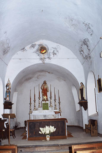 Nef et choeur, vue vers l'est.