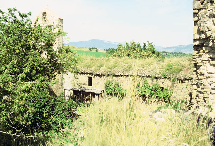 Aile ouest entre le mur nord de l'église paroissiale et le mur sud de l'ancienne église priorale.