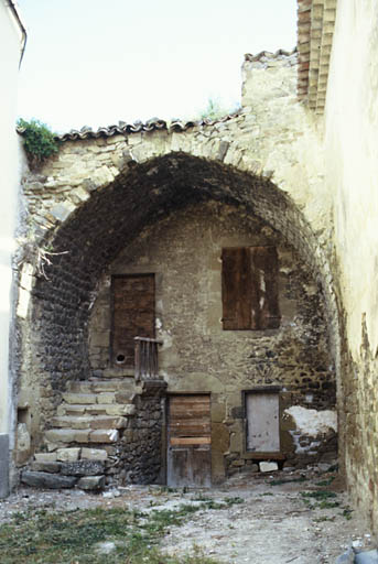 Entrée du four communal dans l'aile ouest du prieuré.