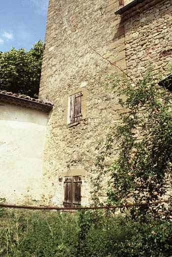 Façade ouest, tour prise dans le chevet de l'église.