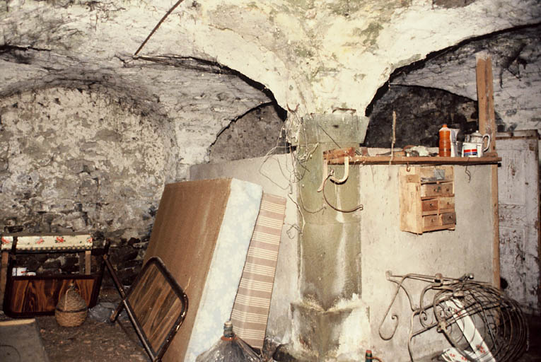 Rez-de-chaussée voûté du bâtiment jouxtant le tour au sud.