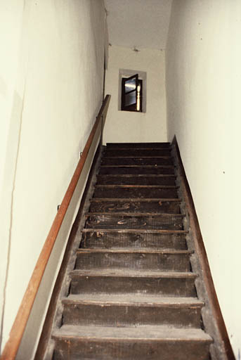 Escalier de la maison accolée au sud permettant l'accès aux étages de la tour.