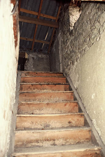 Escalier de la maison accolée au sud permettant l'accès aux étages de la tour.