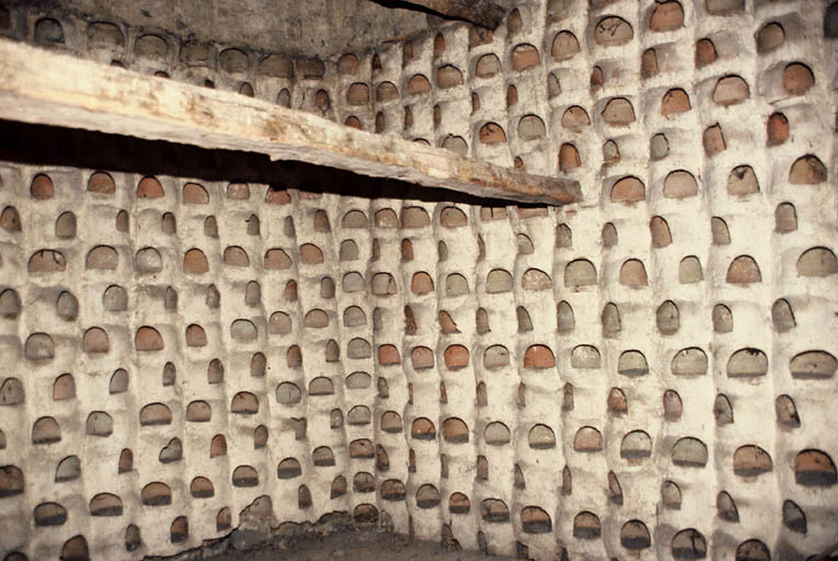 Pigeonnier dans la tour, intérieur.