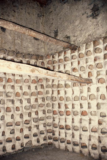 Pigeonnier dans la tour, intérieur.