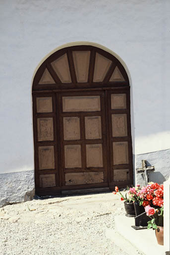 Façade sud, porte latérale donnant sur le cimetière.