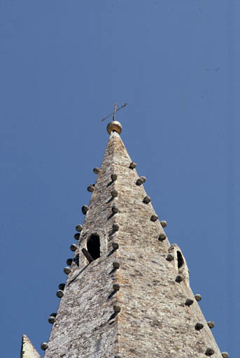 Flèche pyramidale du clocher.